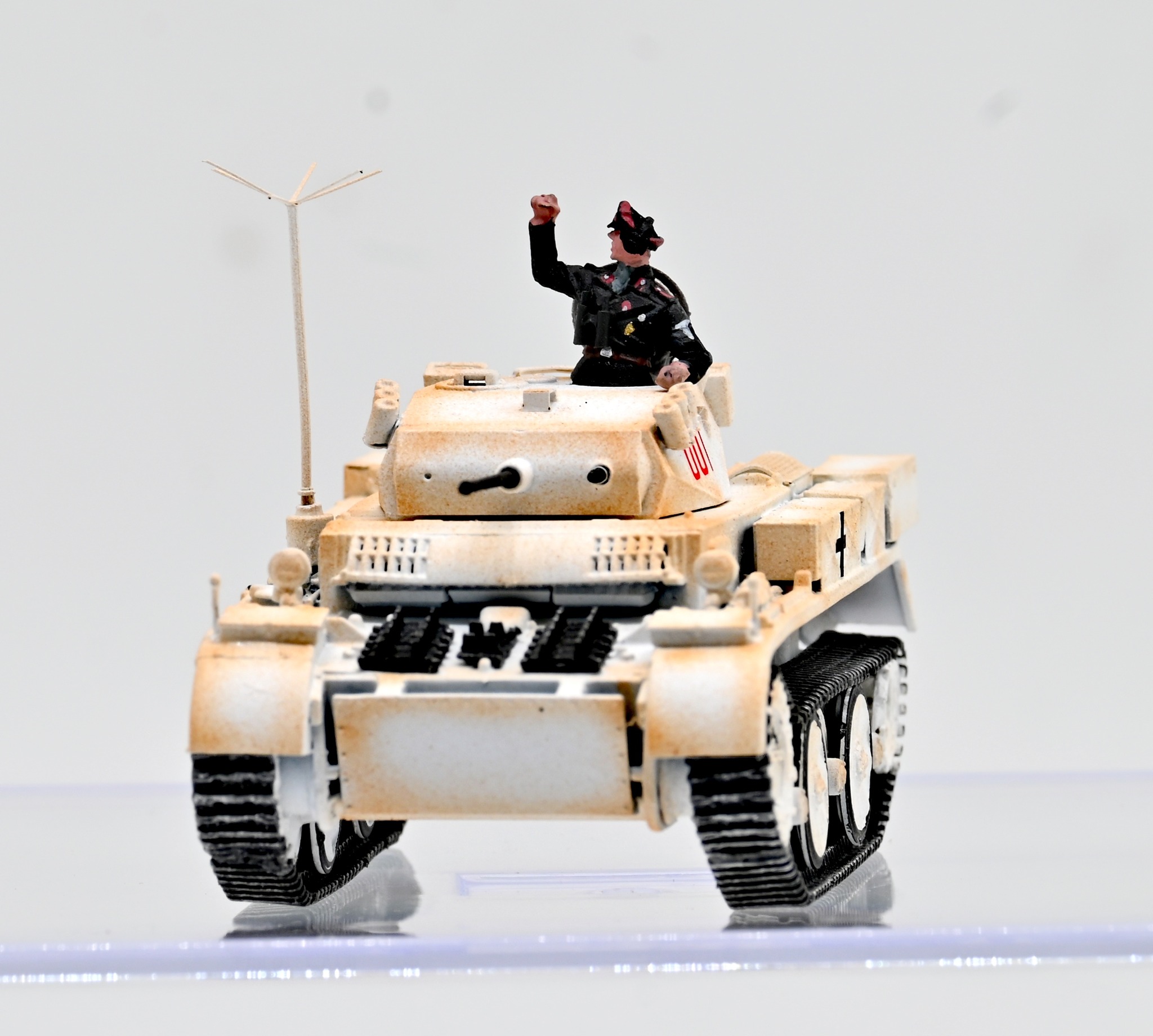 德國Panzer II山貓Luchs偵查坦克(雪地迷彩/車號001)