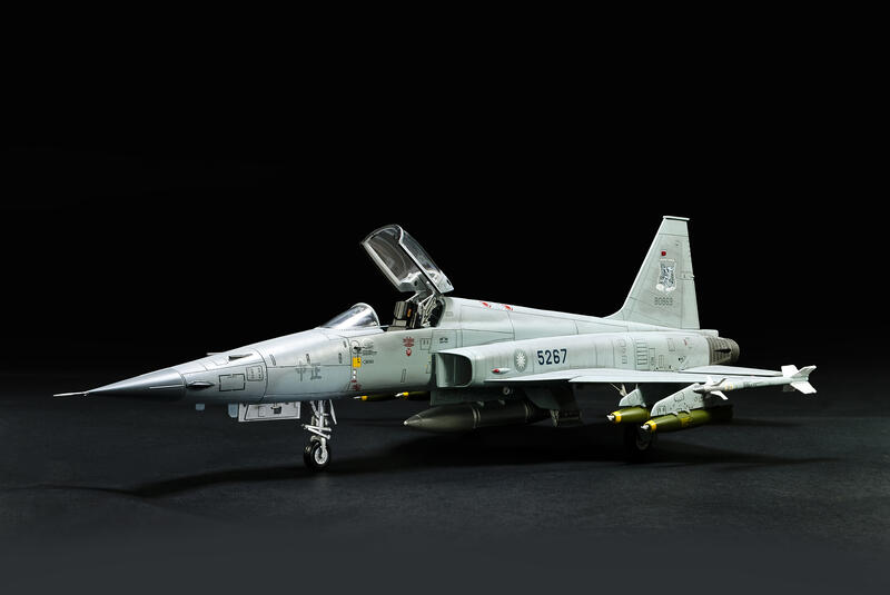 AR48S12空軍F-5E TIGER II 炸射攻擊任務1/48模型